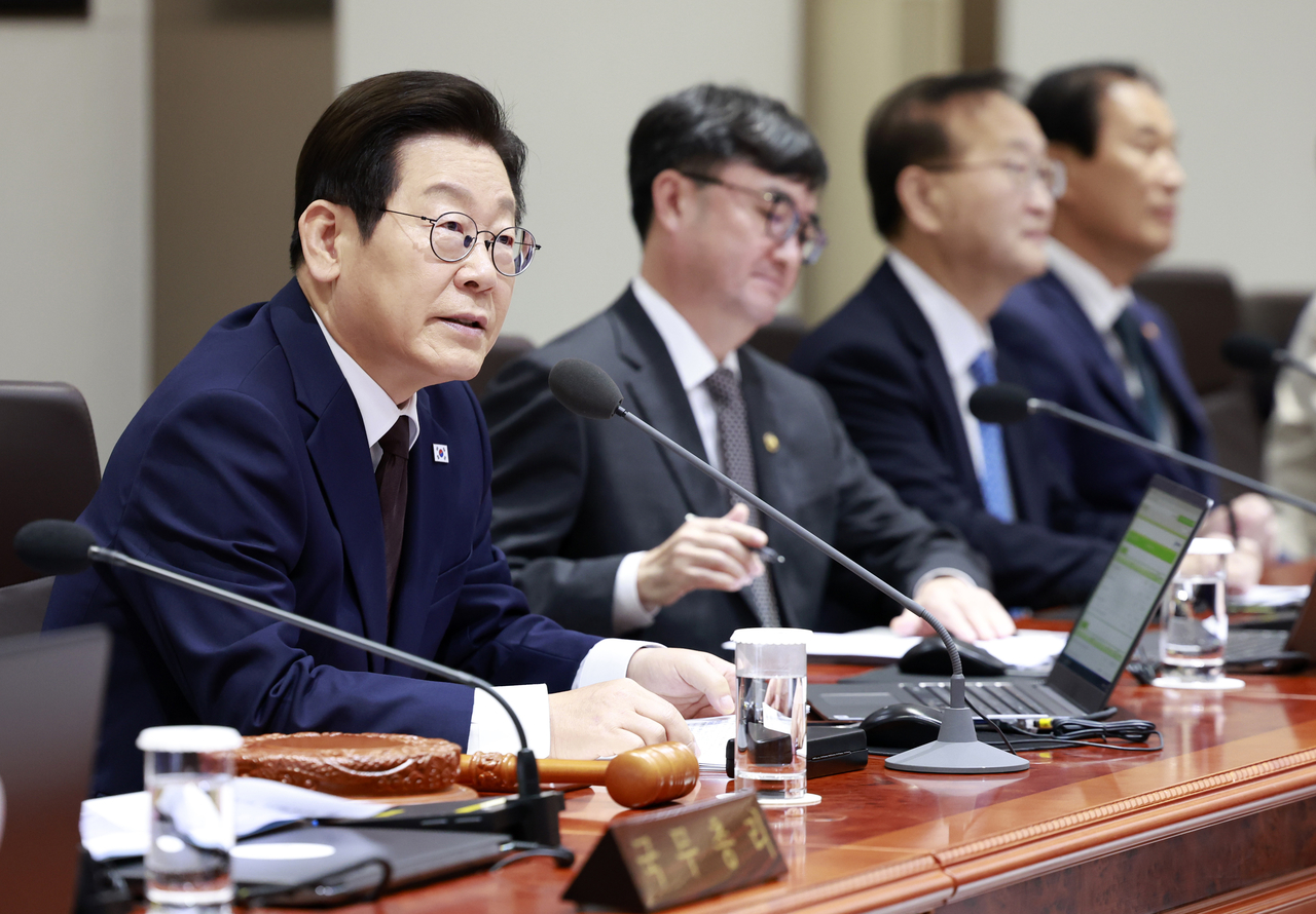 President Lee Jae Myung (L) speaks during a Cabinet meeting at the presidential office in Seoul on Friday. (Pool photo) (Yonhap)
