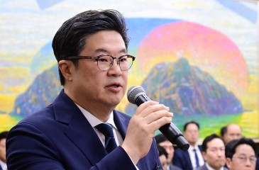 국감장 선 김병주 MBK 회장…책임 범위 두고 ‘의견차’[투자360]