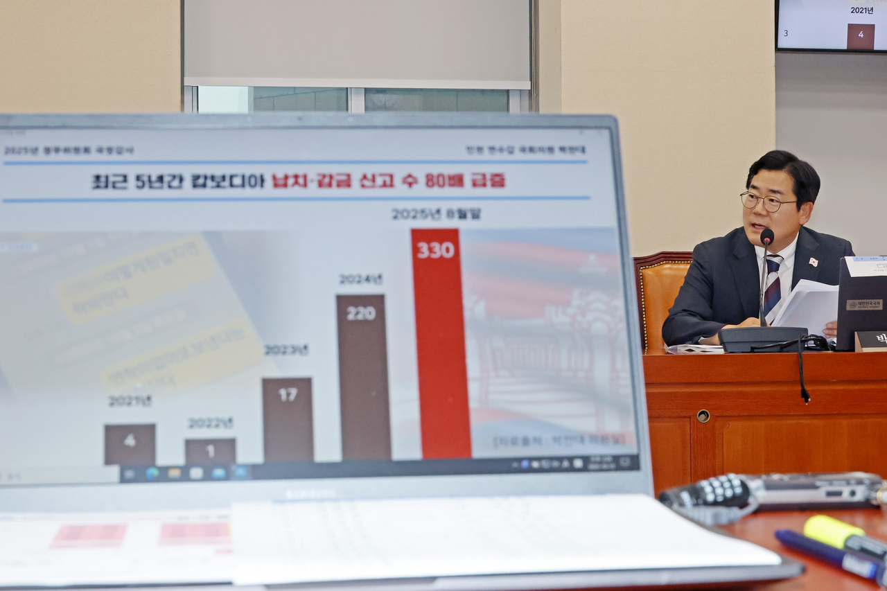 Rep. Park Chan-dae of the Democratic Party of Korea questions Yoon Chang-yul (not shown), minister of the Office for Government Policy Coordination, about recent kidnappings of South Koreans in Cambodia during a parliamentary audit at the National Assembly in Seoul on Monday. (Yonhap)