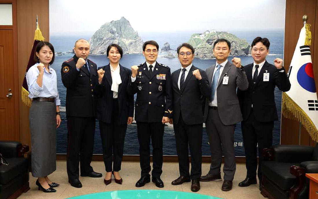 김성종 동해지방해양경찰청장등이  주한 키르기스스탄 대사관 일행들과 단체 기념사진을 찍고 있다[동해 지방 해경청 제공]