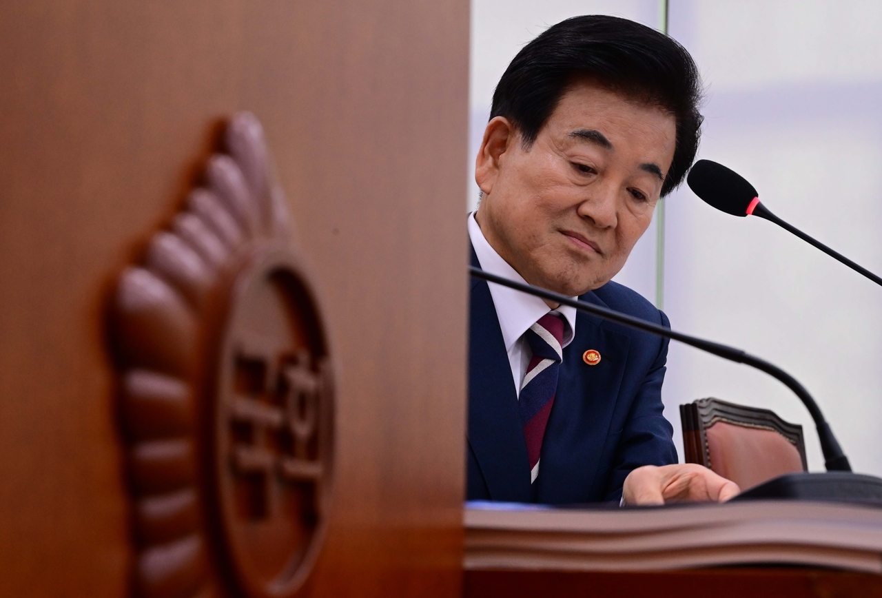 Unification Minister Chung Dong-young attends an annual audit of the Unification Ministry and related agencies by the National Assembly’s Foreign Affairs and Unification Committee at the Assembly in western Seoul on Tuesday. (Lee Sang-sub/The Korea Herald)