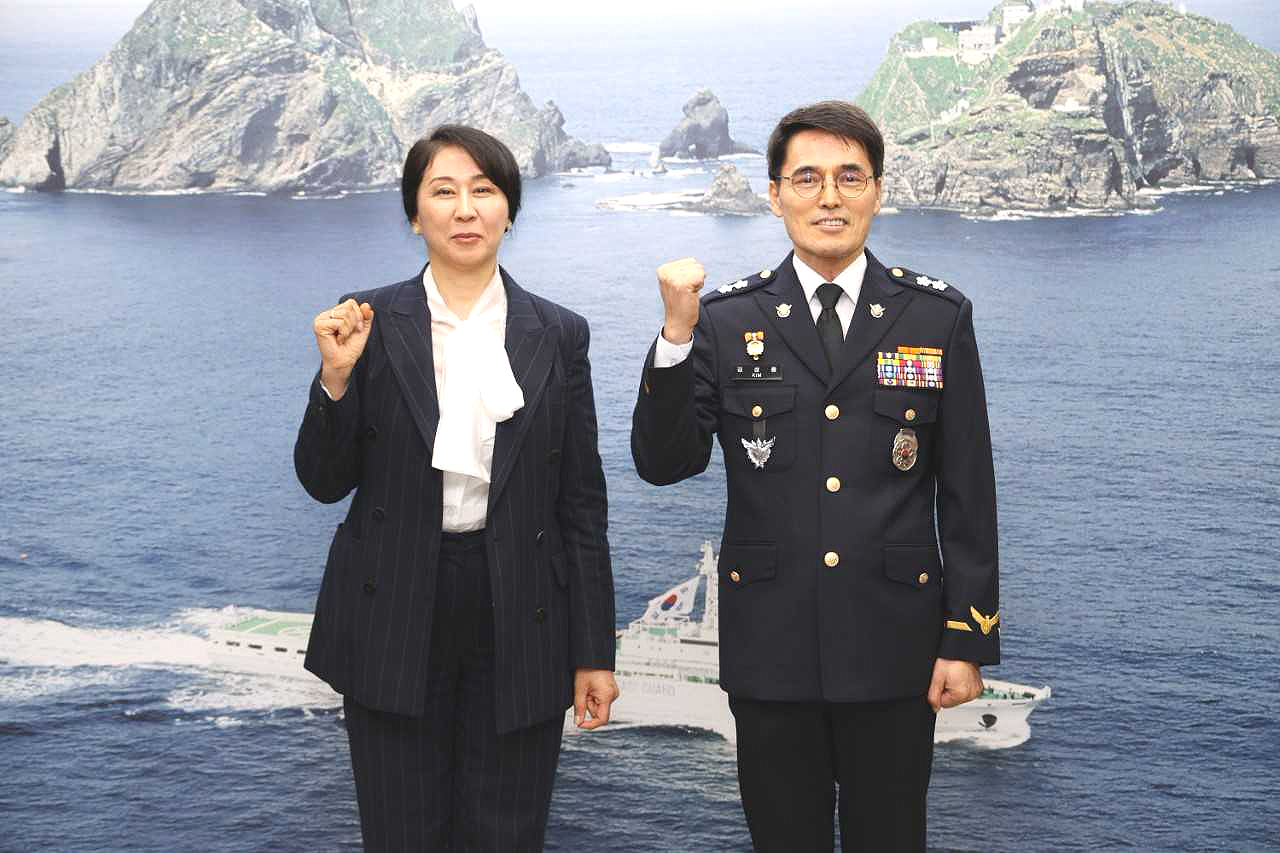 김성종 동해지방해양경찰청장이 주한 키르기스스탄 대사관과 해상 치안 협력 강화를 위한 논의후 기념촬영을 하고 있다.[동해지방 해경청 제공]