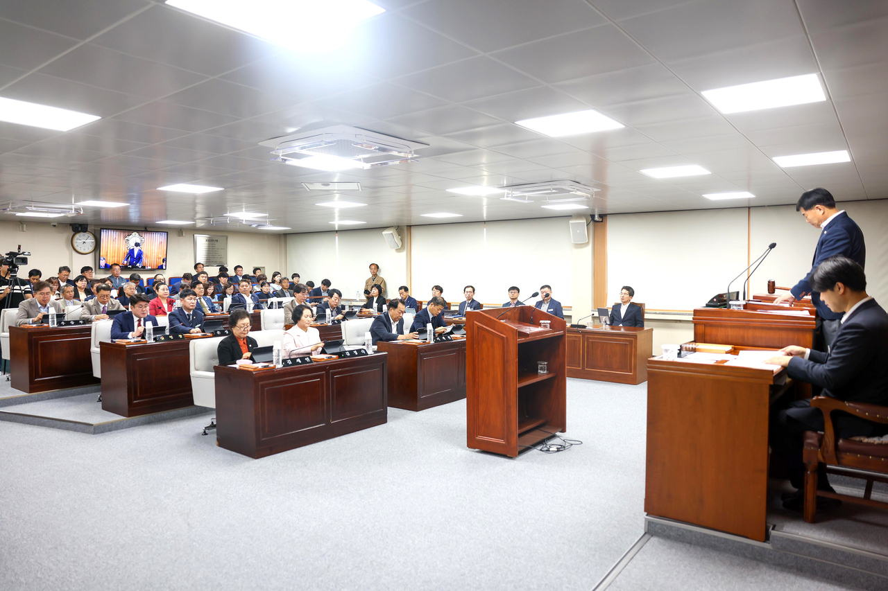 영주시 의회가 14일부터 24일까지 11일간 일정으로 제296회 임시회에 돌입했다.사진은 김병기 의장이 임시회 개회를  선언하고 있다.[영주시 의회제공]
