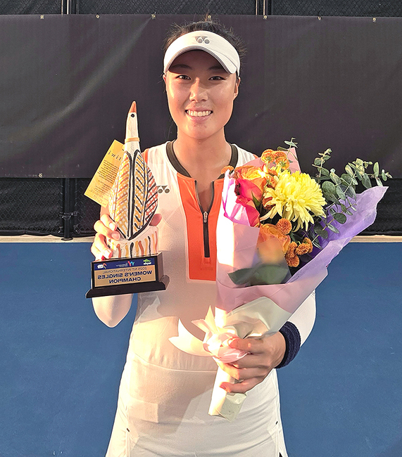 안동라오스 스포츠토토 정보영선수가 호주 다윈에서 열린 ITF 다윈 국제여자테니스투어(W35) 여자단식에서 우승을 차지한후 포즈를 취하고 있다.[안동시 제공]