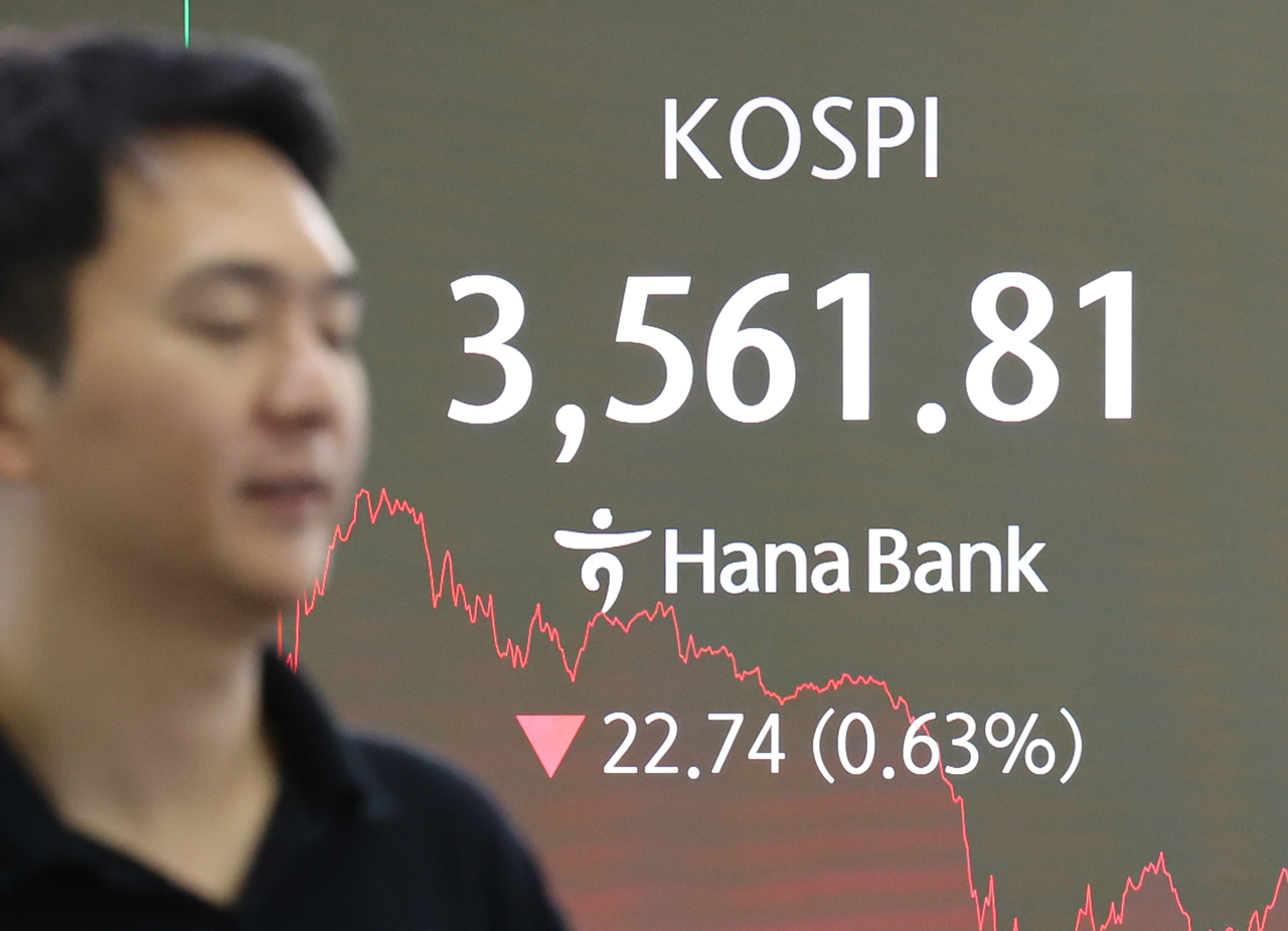An electronic board showing the Korea Composite Stock Price Index at a dealing room of the Hana Bank headquarters in Seoul on Tuesday. (Yonhap)