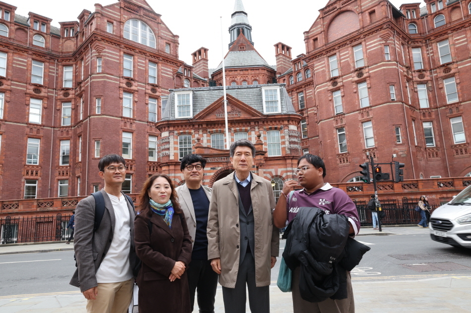 UCL 본관 앞에서 기념 촬영을 하고 있다.[포항시 제공]