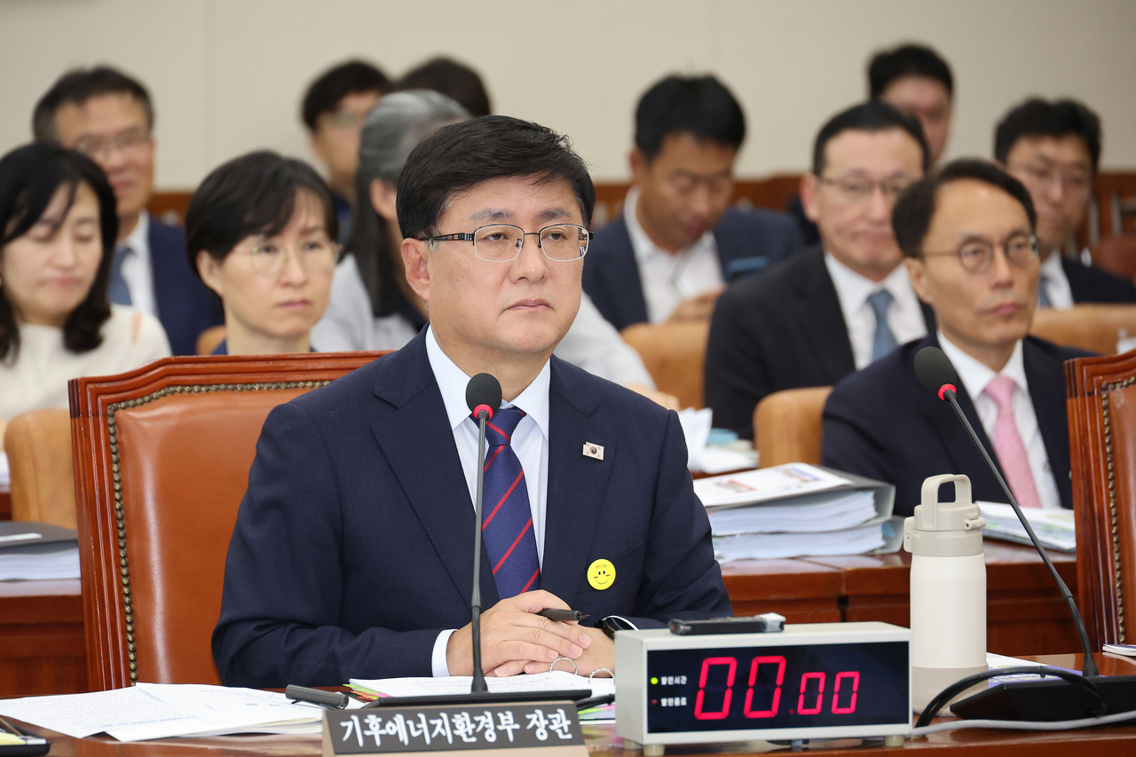 Climate Minister Kim Sung-hwan attends a parliamentary audit on the Ministry of Climate, Energy and Environment held at the National Assembly in western Seoul on Friday. (Yonhap)