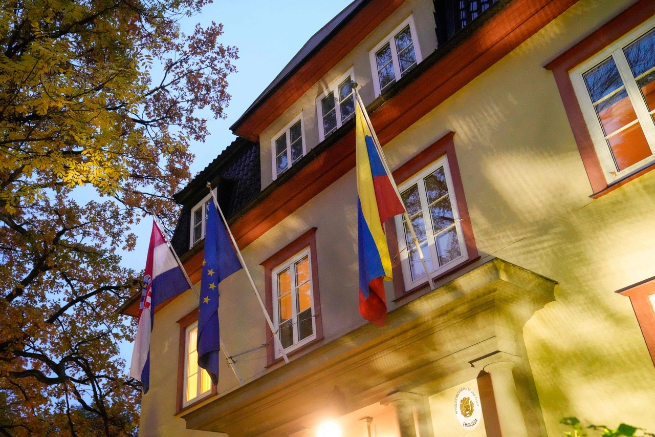 This photo taken on Monday shows Venezuela's flag (right) at the Venezuelan Embassy in a building, which also houses the embassy of Croatia, in Oslo, Norway after Venezuela's Embassy was closed without further explanation. (AFP-Yonhap)
