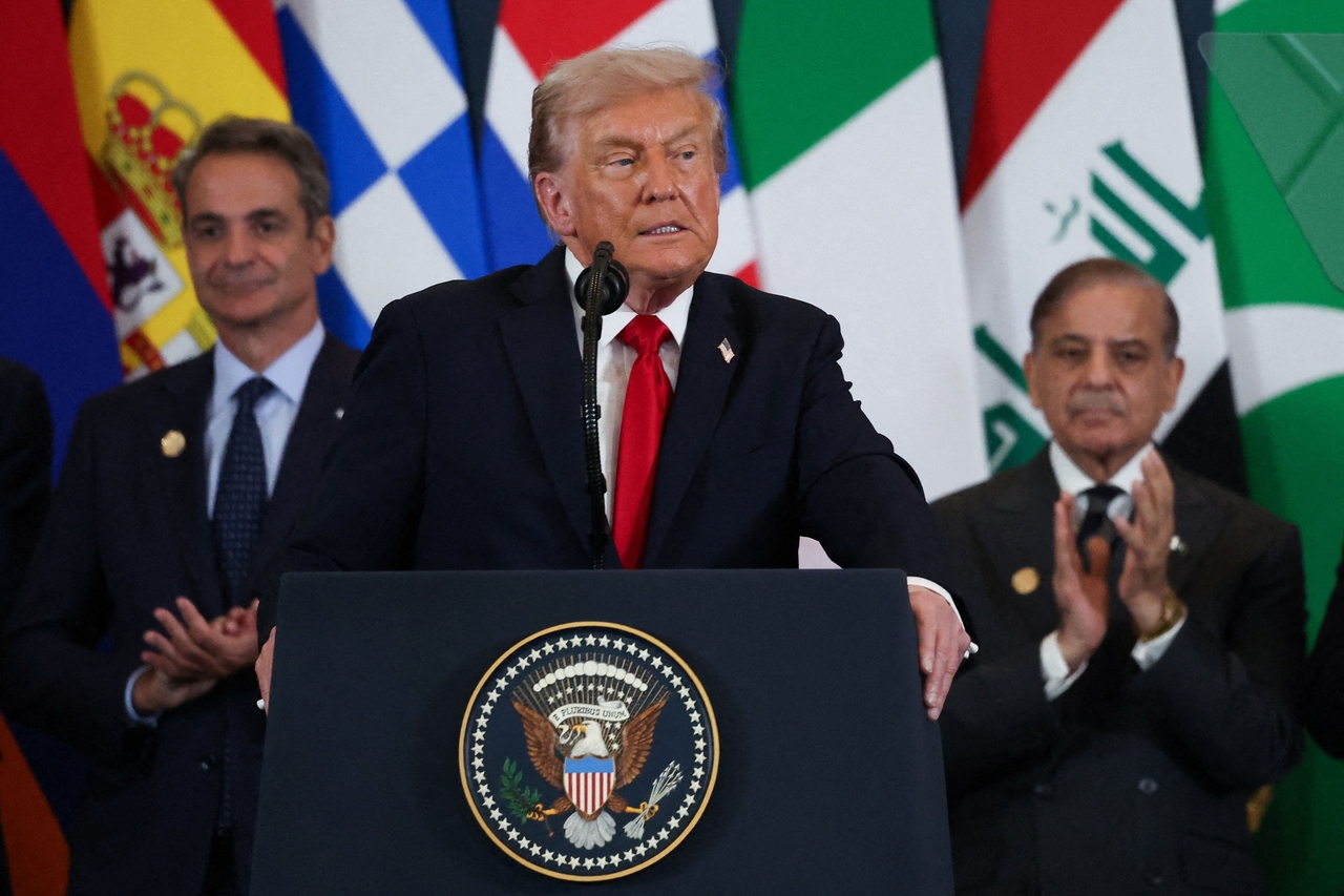 US President Donald Trump (center) speaks as Pakistani Prime Minister Shehbaz Sharif (right) and Greek Prime Minister Kyriakos Mitsotakis (left) applaud during the Gaza summit in Sharm El-Sheikh on Mobday. (AFP-Yonhap)