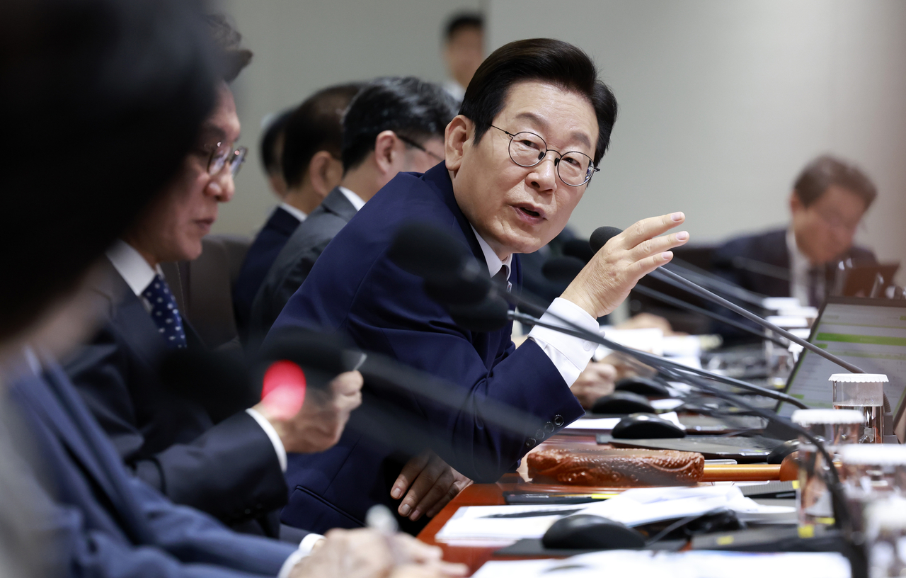 President Lee Jae Myung (center) speaks during a Cabinet meeting held Tuesday. (Pool photo via Yonhap)