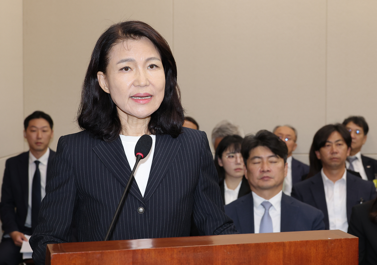 Lee Jin-sook, former head of the Korea Communications Commission, speaks during a parliamentary audit held by the National Assembly’s Science, ICT, Broadcasting and Communications Committee in Yeouido, Seoul, on Tuesday. (Yonhap)