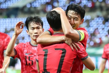 14일 서울 마포구 서울월드컵경기장에서 열린 한국과 파라과이 축구 대표팀의 친선경기. 손흥민이 선제골을 넣은 엄지성을 안아주고 있다. [연합]