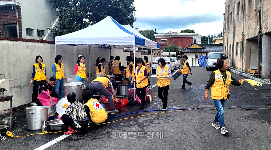 대한적십자사 봉사회 영주시 협의회 회원들이 어르신들에 대접할 짜장면 만들기에 분주하다.[상망동 행정복지센터 제공]