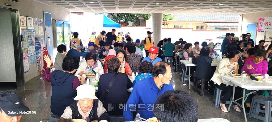 어르신들이  짜장면을 맛있게 드시고 있다.[상망동 행정복지센 제공]