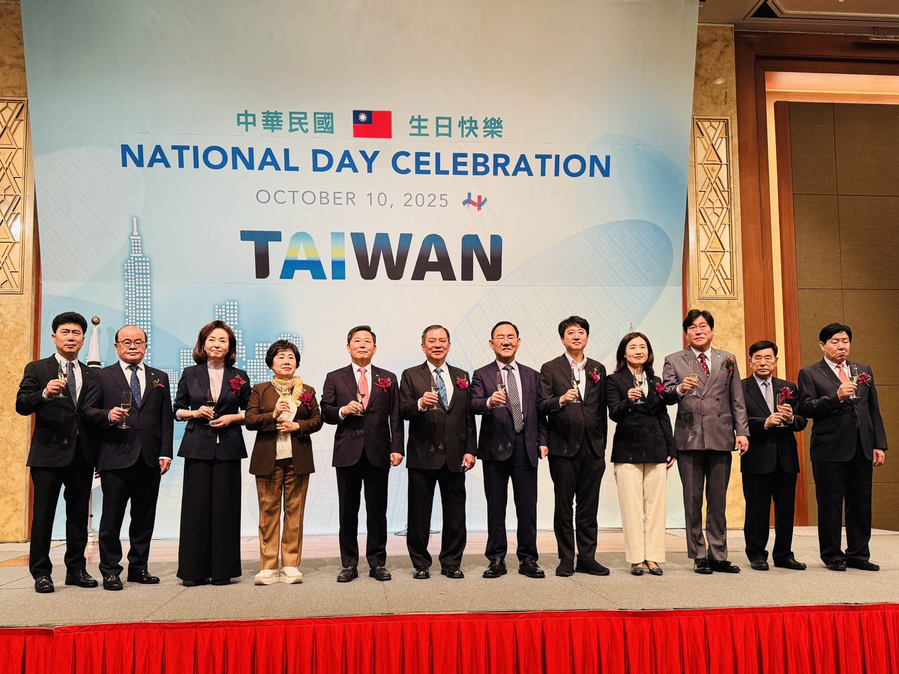 Gow-wei Chiou, the representative of the Taipei Mission in Korea, proposes a toast to distinguished guests at the 114th National Day of Taiwan at Lotte Hotel in Jung-gu, Seoul on Friday. (Sanjay Kumar/The Korea Herald)