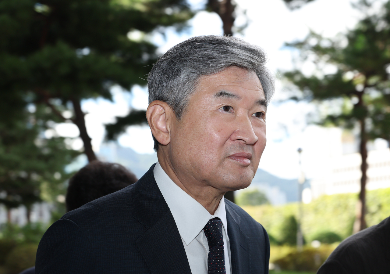 Cho Tae-yong, a former chief of the National Intelligence Service, arrives at the office of special counsel Cho Eun-suk in southern Seoul on Wednesday. (Yonhap)