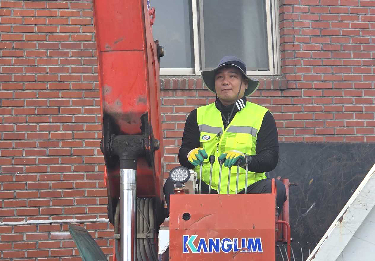 2025 안동국제탈춤페스티벌 성공개최에 숨은 주역인  시청 자원순환과 직원들과 환경공무관 들, 이들은 축제기간 현장에서 묵묵히 쓰레기 발생을 신속히 처리하고, 깨끗한 축제장을 유지하기 위해 구슬땀을 흘렸다.[안동시 제공]