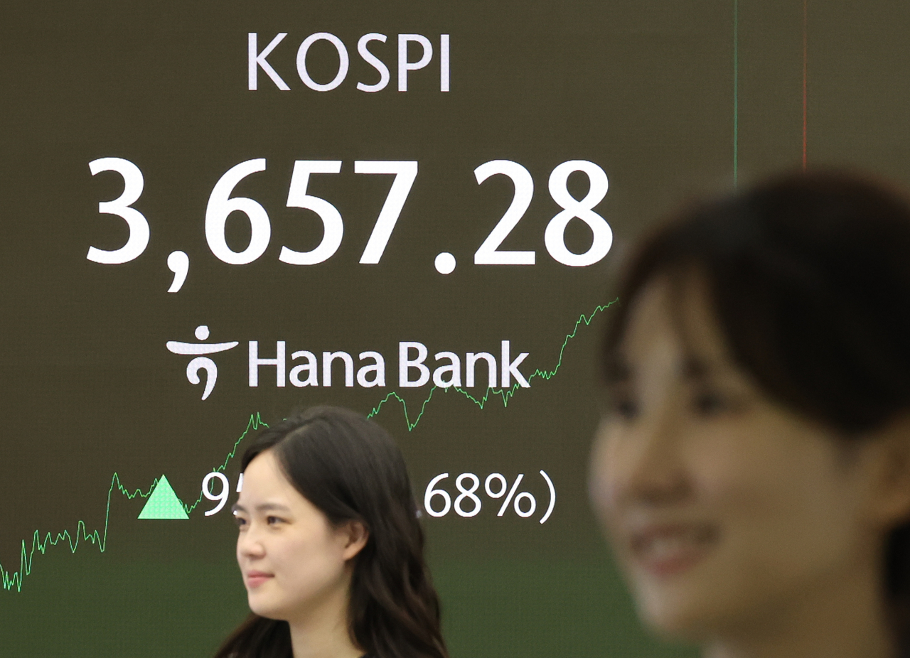 An electronic board showing the Korea Composite Stock Price Index at a dealing room of the Hana Bank headquarters in Seoul on Wednesday. (Yonhap)