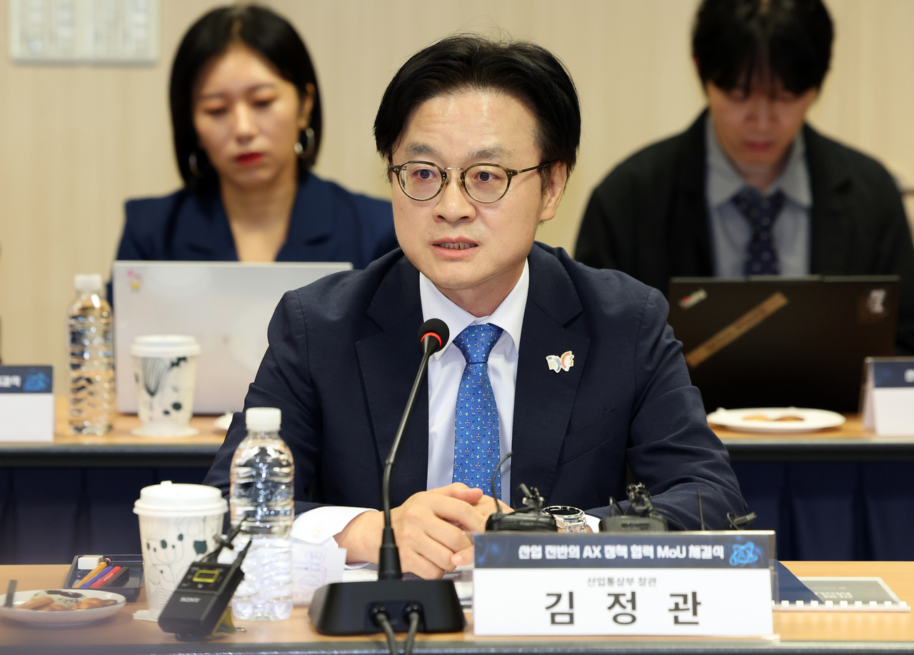 Industry Minister Kim Jung-kwan speaks at an artificial intelligence event in Seoul on Wednesday. (Yonhap)