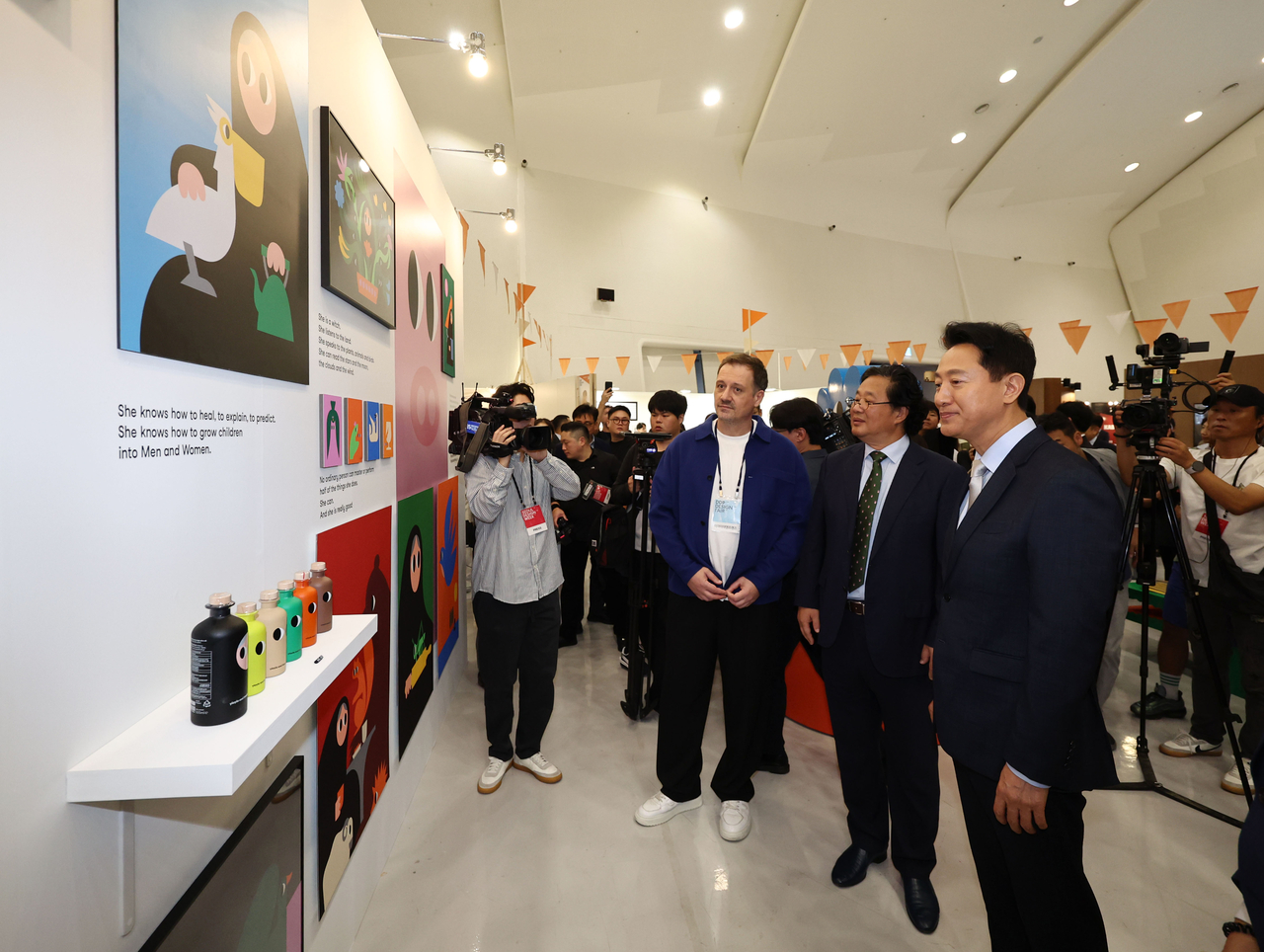 Seoul Mayor Oh Se-hoon looks around the DDP Design Fair held at Dongdaemun Design Plaza in Jung-gu, central Seoul, on Wednesday as part of the 2025 Seoul Design Week.  (Yonhap)