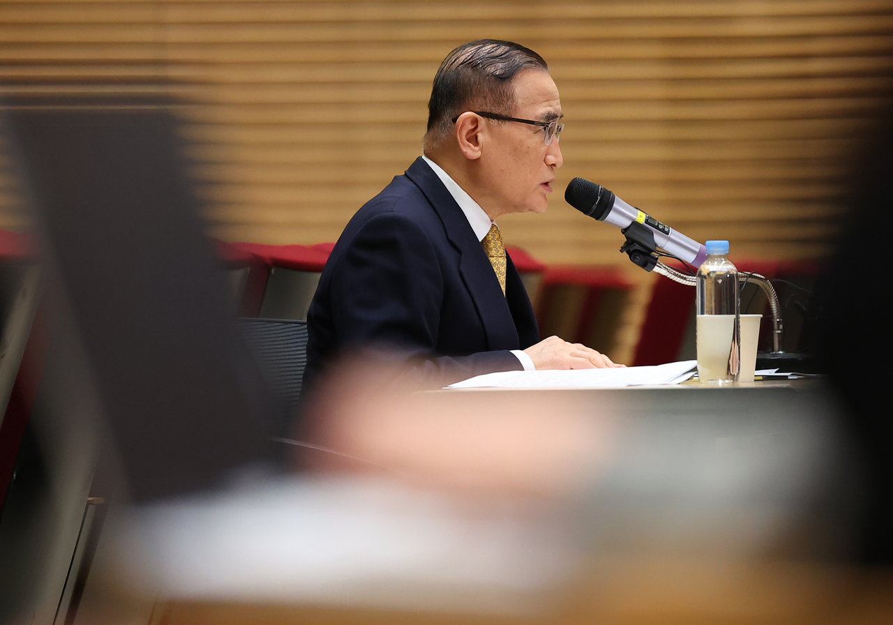 National Security Adviser Wi Sung-lac briefs on the government's response to crimes targeting South Koreans in Cambodia during a meeting with reporters at the presidential office in Seoul on Wednesday. (Yonhap)