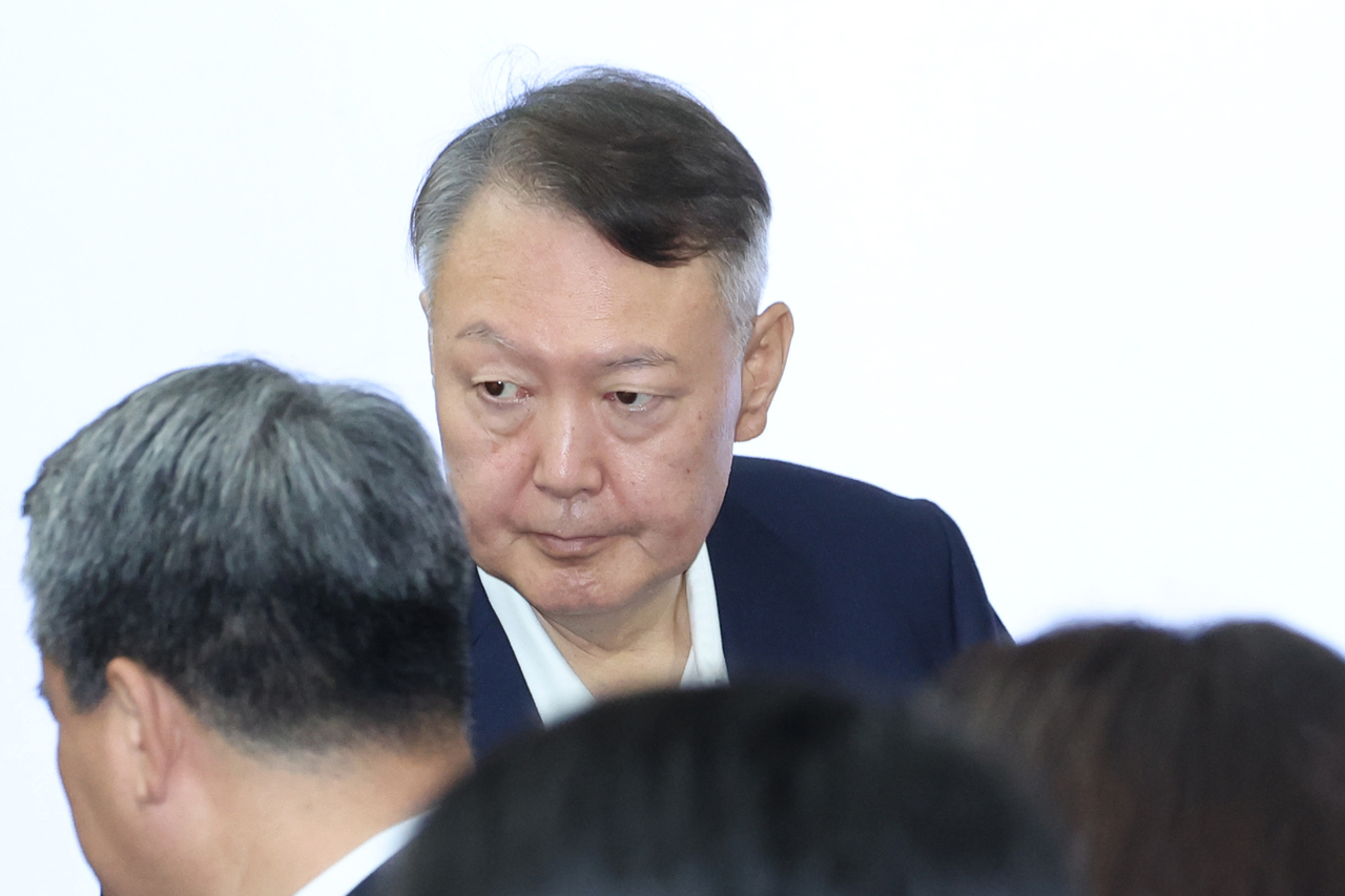 Former President Yoon Suk Yeol attends the first hearing in his criminal trial on abuse of power at the Seoul Central District Court in Seocho-gu, Seoul, Sept. 26. (Yonhap)