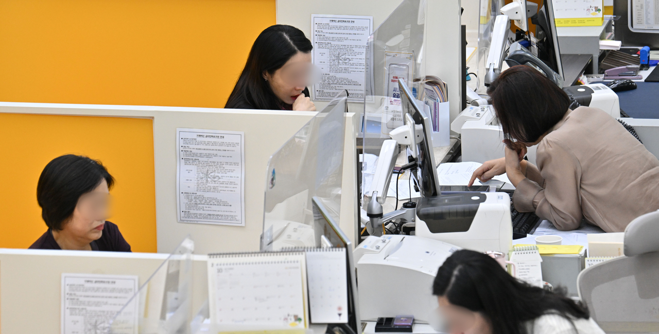 정부가 15일 최근 서울과 수도권 일부 지역의 집값이 급등에 대처하기 위해 주택시장 안정화 대책을 발표했다. 이날 발표된 안정화 대책은 조정대상지역 및 투기과열지구를 추가 지정하고, 수도권 규제지역 내 주택담보토토 카지노에 한해 스트레스 금리를 1.5%에서 3.0%로 상향 조정하는 등 부동산 관련 규제를 대폭 강화하는 것을 골자로 하고 있다. 이날 오전 서울 여의도 시내의 한 은행을 찾은 고객들이 업무를 보고 있다. 임세준 기자