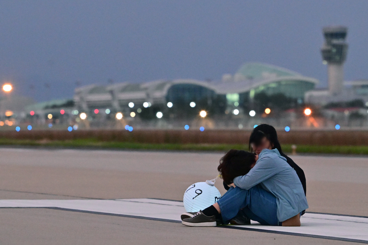 Bereaved families of Jeju Air Co. plane crash that occurred late last year cry at Muan International Airport on Oct. 6. (Newsis)
