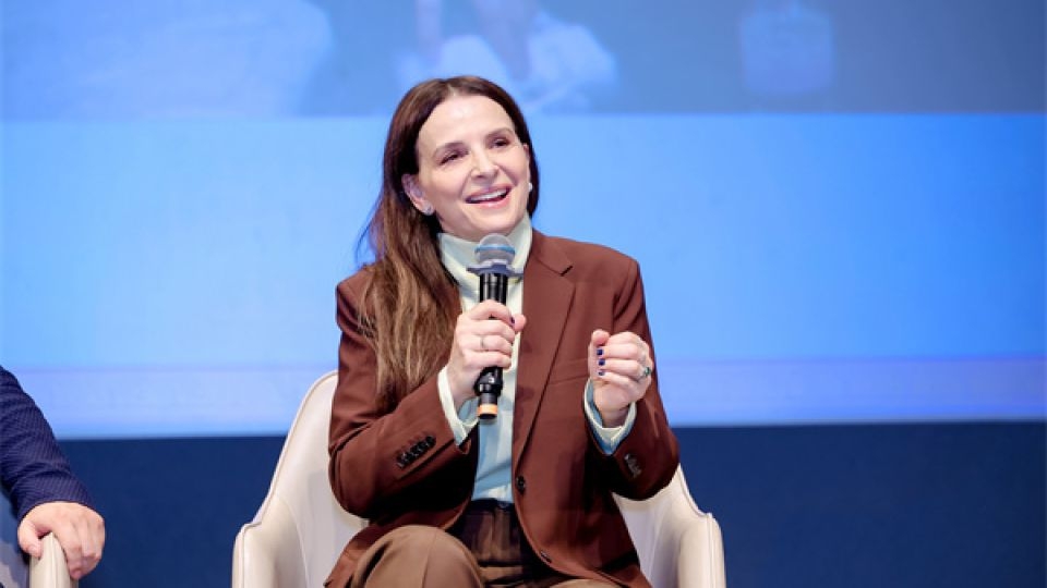 Juliette Binoche shares behind-the-scenes stories and exchanges insights with scholars at Peking University, at the 2025 Beijing Culture Forum.   (China Daily)