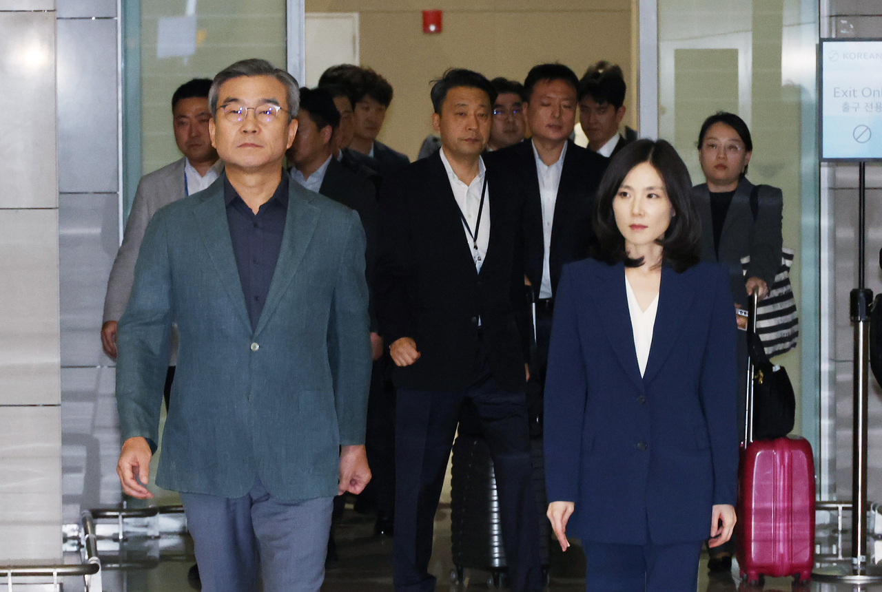 Park Sung-joo, head of the National Office of Investigation (left), and Second Vice Foreign Minister Kim Jina (right), who leads the government’s interagency response team , depart for Cambodia from Incheon International Airport on Wednesday afternoon. (Yonhap)