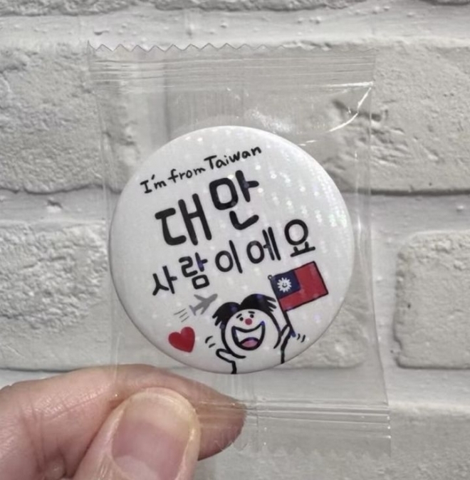 As far-right groups continue to hold anti-Chinese protests in South Korea, a growing number of Taiwanese tourists are expressing anxiety, with some even wearing badges identifying themselves as Taiwanese. (Screenshot from Threads)