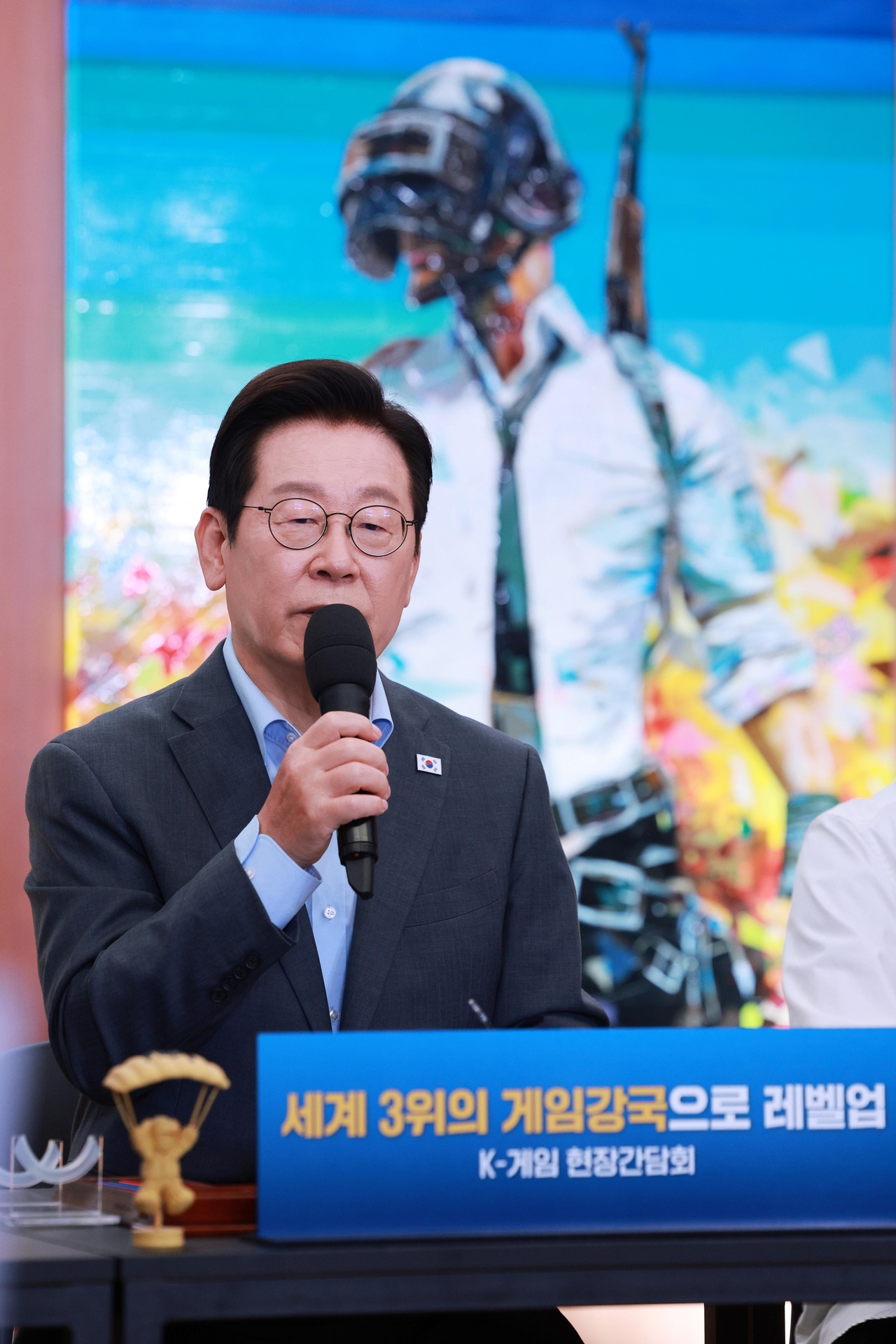 President Lee Jae Myung speaks during a meeting with gaming industry representatives at PUBG Seongsu in Seoul on Wednesday. (Pool photo via Yonhap)