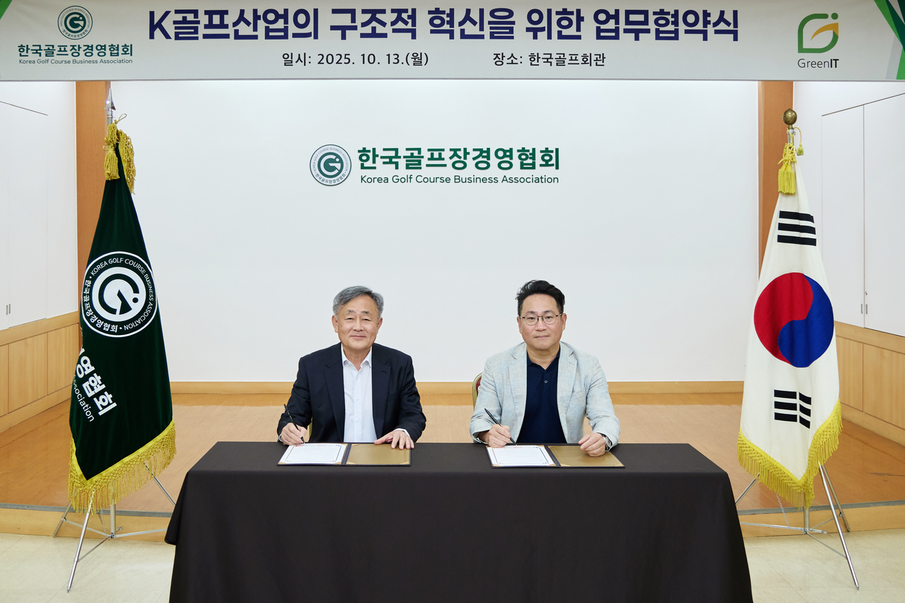 업무 협약식에 참석한 한국골프장경영협회 최동호 회장(왼쪽)과 그린잇 박준태 대표. [사진=한국골프장경영협회 제공]