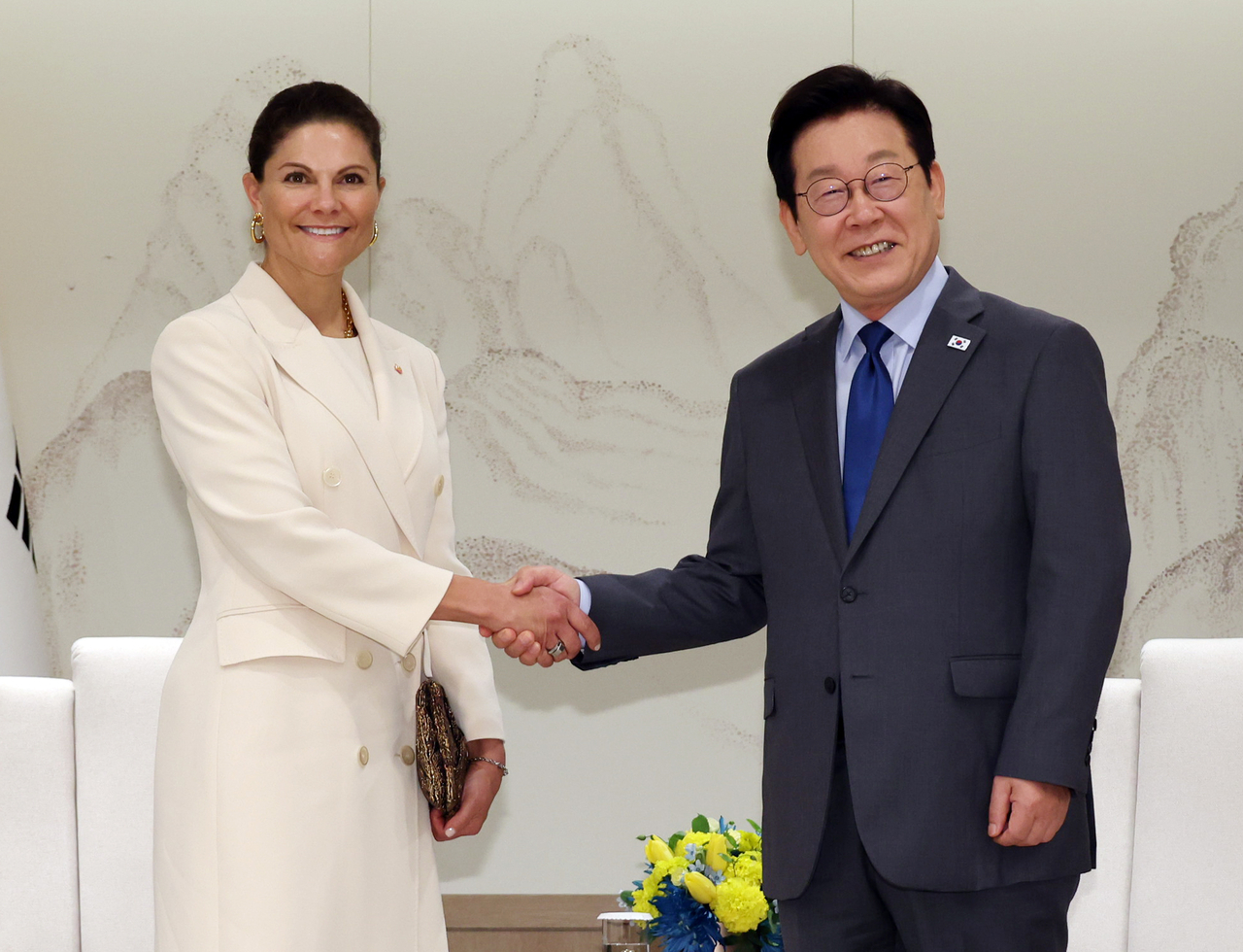 President Lee Jae Myung (right) shakes hands with Swedish Crown Princess Victoria during their meeting at the presidential office in Seoul on Wednesday. (Yonhap)
