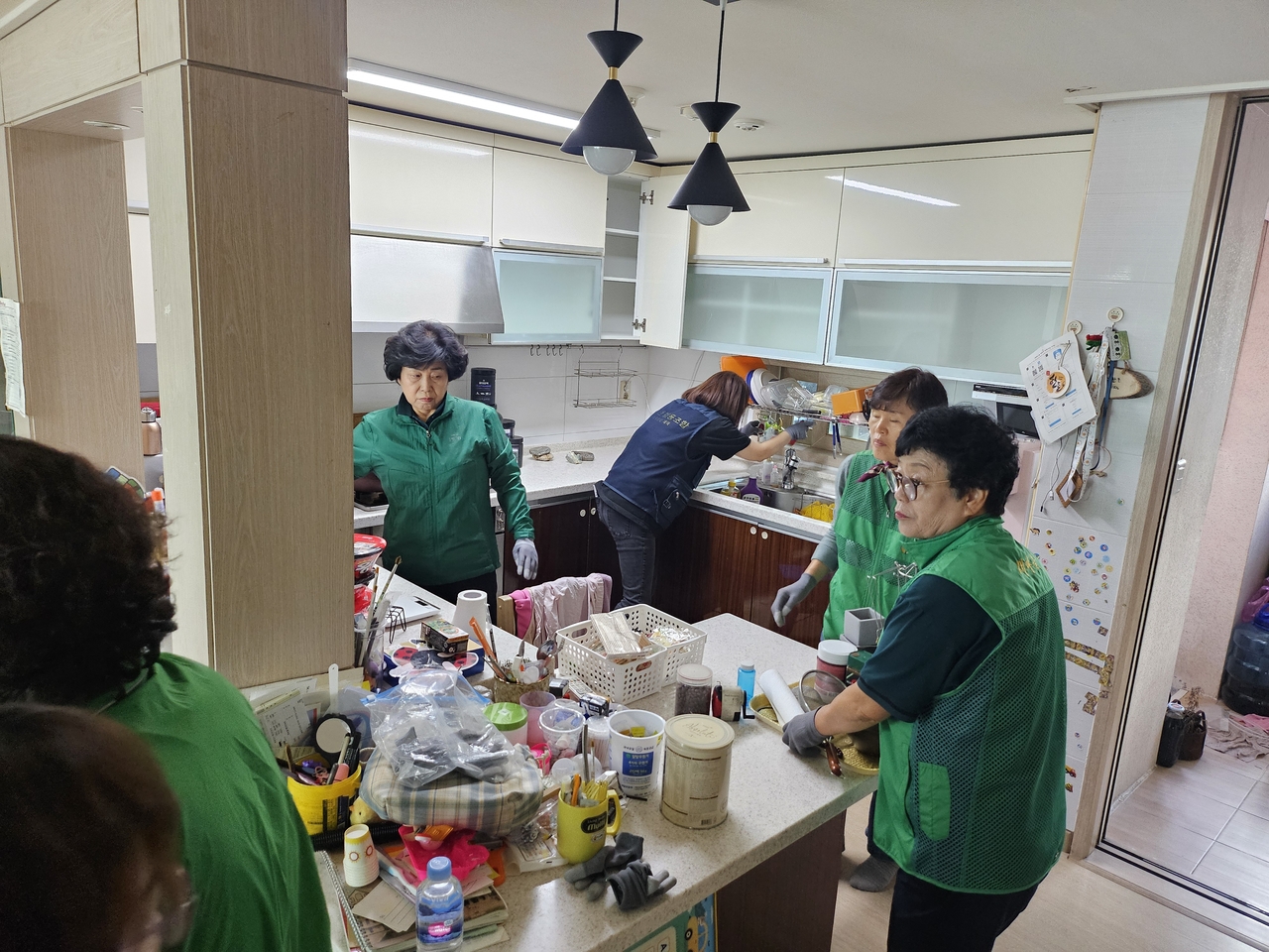 영주시 새마을회가 자녀 3명을 둔 맞벌이 가정을 대상으로 ‘정리·수납 봉사활동’을 진행해 호응을 얻었다.[영주시 제공]