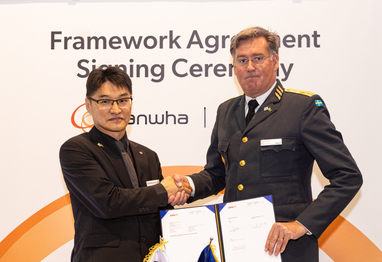 Lee Boo-hwan (left), head of the precision guided munition business group at Hanwha Aerospace, and Jonas Lotnse, head of the army material division at Swedish Defence Materiel Administration, shake hands after signing an agreement on Tuesday at the Association of the United States Army 2025 Annual Meeting in Washington, DC. (Hanwha Aerospace)