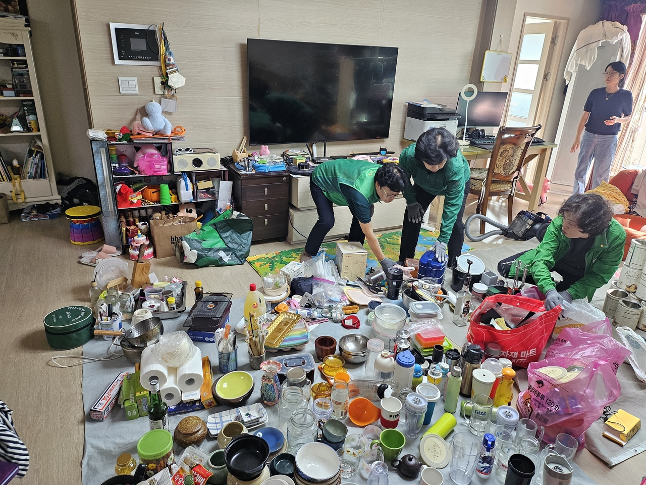 영주시 새마을회가 자녀 3명을 둔 맞벌이 가정을 대상으로 ‘정리·수납 봉사활동’을 진행해 호응을 얻었다.[영주시 제공]
