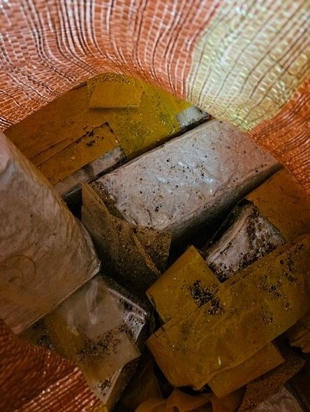A brick-shaped package of drugs was found inside a garbage bag on the beach in Seongsan-eup, Seogwipo, on Oct. 7. (Jeju Coast Guard)