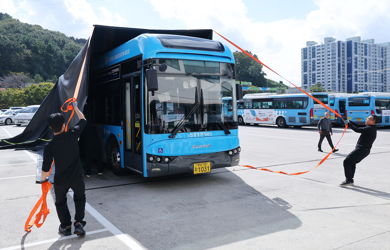 A fire suppression demonstration using a smothering extinguisher is conducted at an electric bus fire initial response system showcase Wednesday at the Bus Public Garage in Yeonje-gu, Busan. (Yonhap)