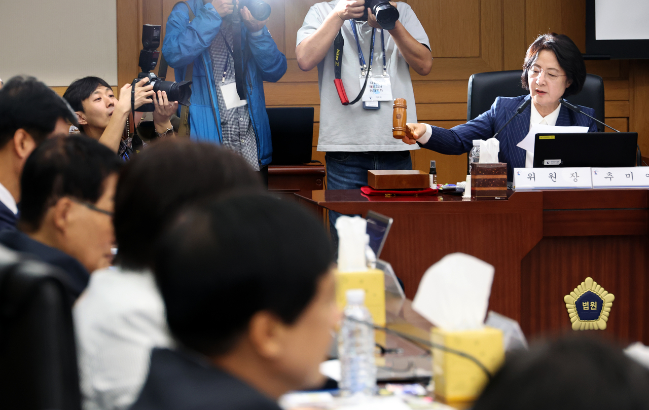Rep. Choo Mi-ae (far right), chair of the National Assembly’s Legislation and Judiciary Committee, strikes the gavel to finalize a request for materials during a parliamentary audit held at the Supreme Court in Seocho-gu, Seoul, Wednesday. (Yonhap)