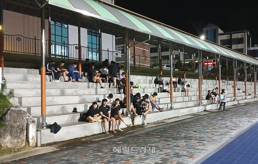 기숙사에 있던 학생들이  대피해 있다.[독자제공]