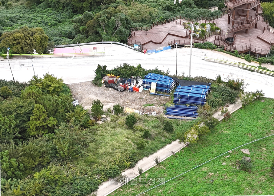 통합상수도 시설 공사 3단계  추진과정에 발생한 각종폐기물과 공사용 자재들이 일주도로변과 산채밭 인근에 수개월째 무단 방치되고 있지만 관계당국의 관리는 전무한 실정이다.[사진=김성권 기자]