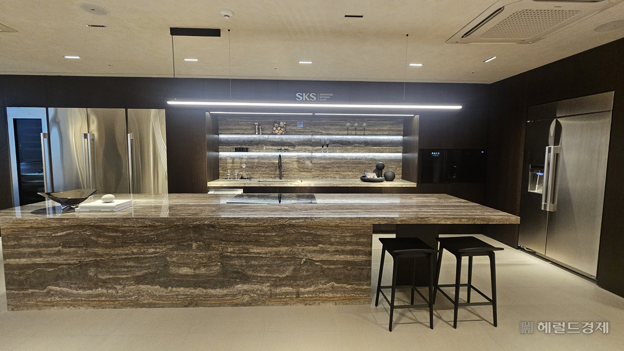 르포] 한 걸음 들어서자 호텔이 된 부엌…가전 전체가 하나의 고급 가구처럼 어우러져 - 헤럴드경제