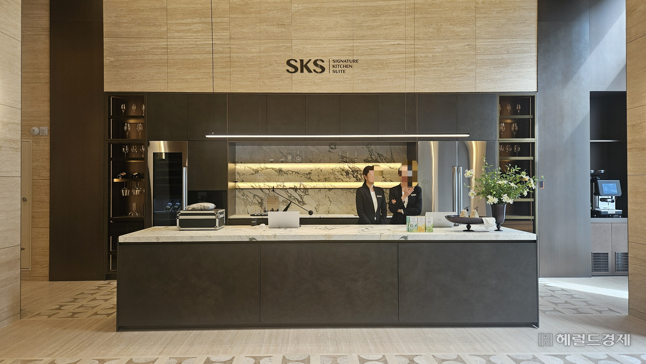 르포] 한 걸음 들어서자 호텔이 된 부엌…가전 전체가 하나의 고급 가구처럼 어우러져 - 헤럴드경제