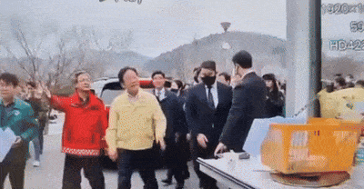 이재명 더불어민주당 대표가 27일 경북 영양군 산불 피해 현장을 방문하던 중 한 이재민으로부터 위협을 당했다. [더불어민주당 제공]