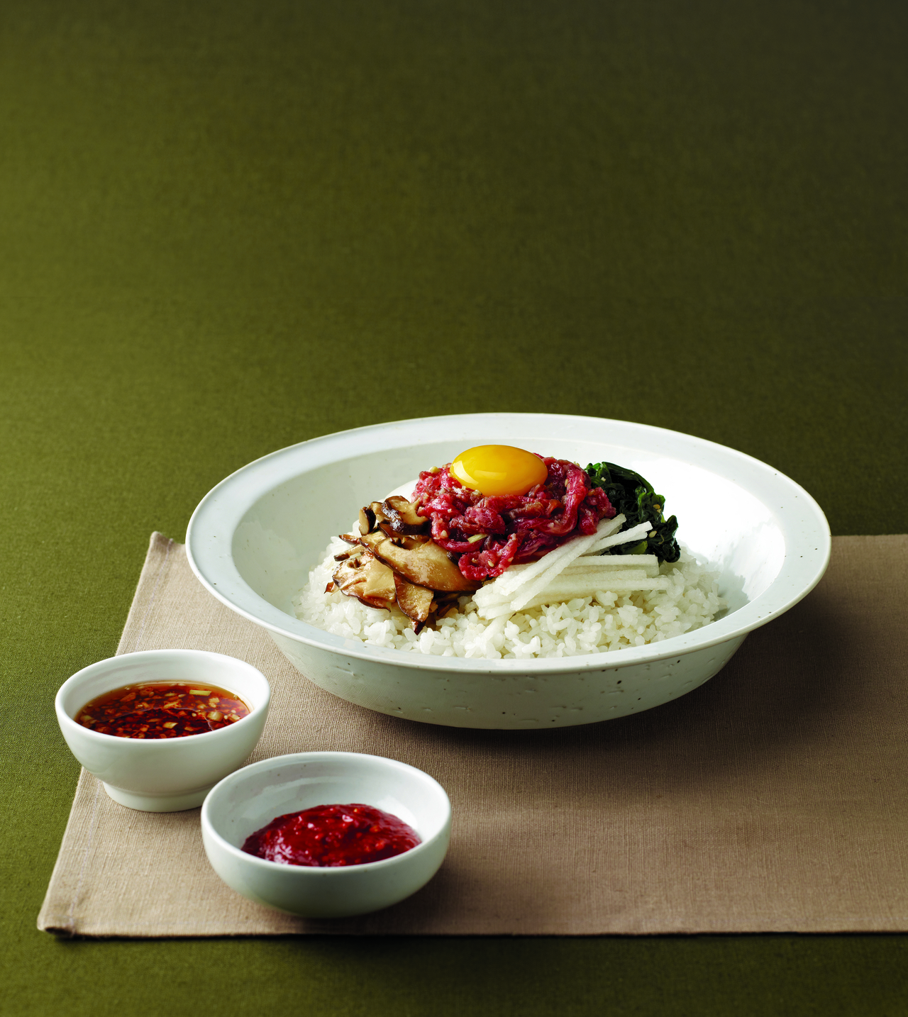 Yukhoe bibimbap (Hansik Promotion  Institute)