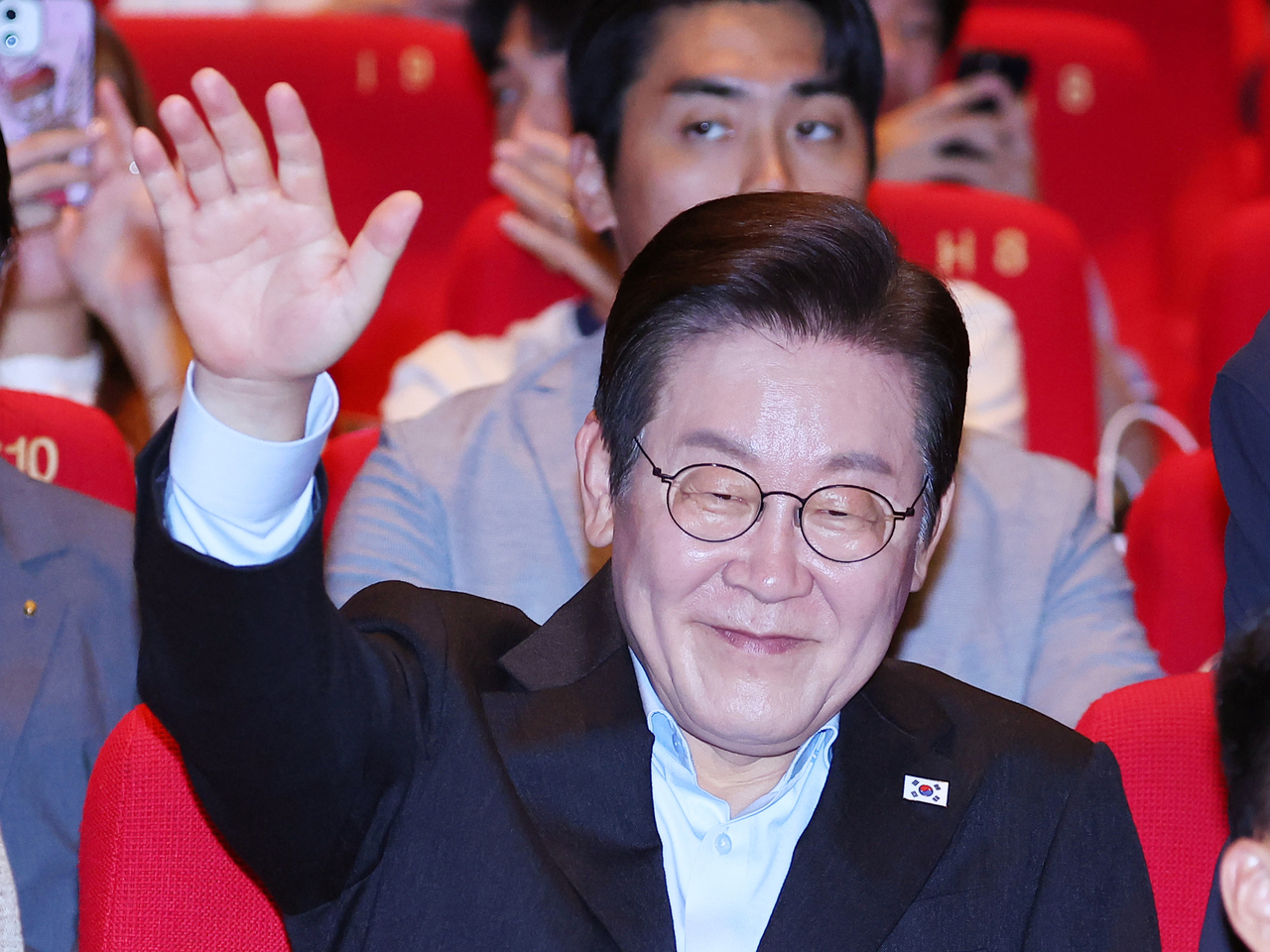 President Lee Jae Myung waves to the audience at the Busan International Film Festival in Busan on Saturday. (Yonhap)