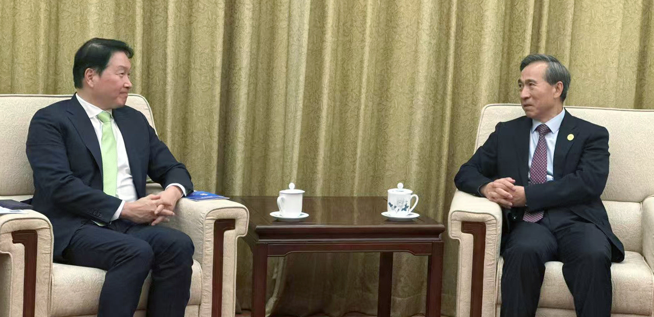 Korea Chamber of Commerce and Industry Chair Chey Tae-won (left) and China Council for Promotion of International Trade Chair Ren Hongbin meet in Beijing on Friday. (KCCI)