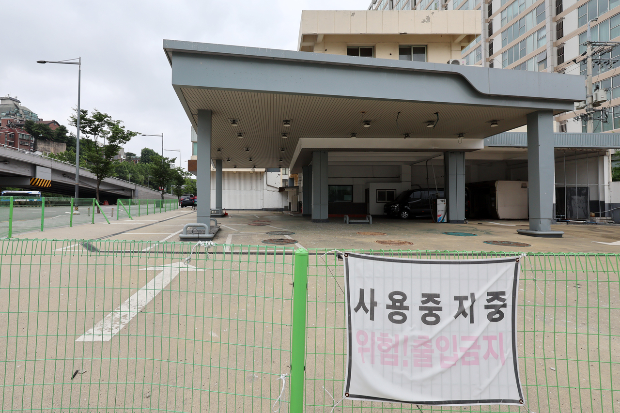 2010년 이후 매년 전국에서 약 160여개의 주유소가 사라지고 있다. 서울 시내의 한 폐업한 주유소 담장에 ‘사용중지중’이라는 플래카드가 걸려 있는 모습 [뉴시스]