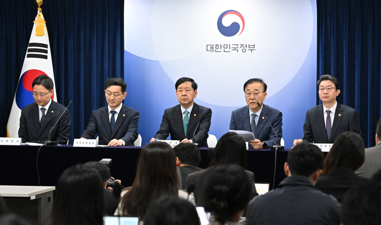 김윤덕(오른쪽 두 번쨰) 국토교통부 장관이 15일 오전 서울 종로구 정부서울청사에서 주택시장 안정화 대책을 발표하고 있다. 임세준 기자